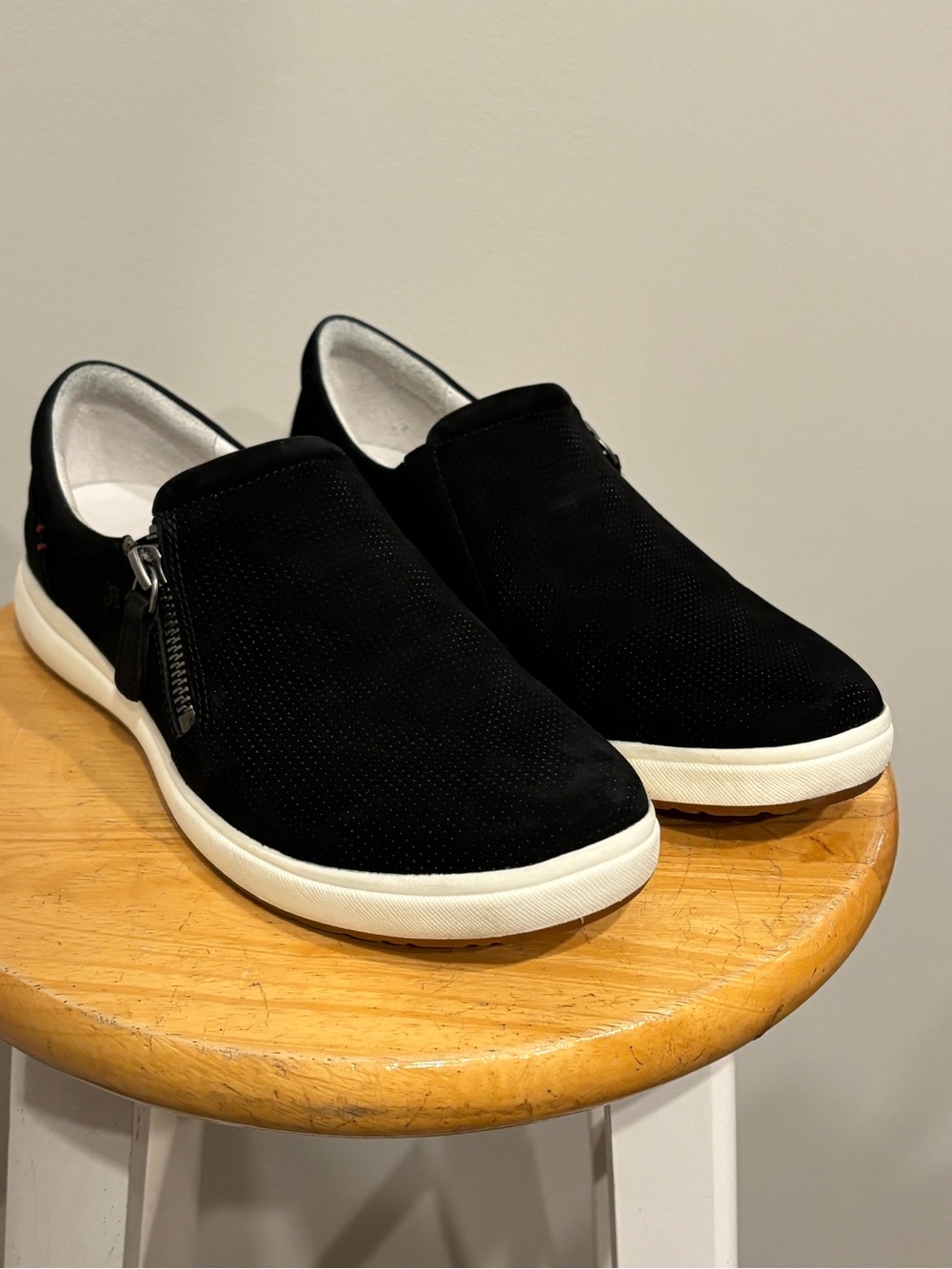 Joseph Seibel Black Slip-On Casual Sneakers with Side Zip